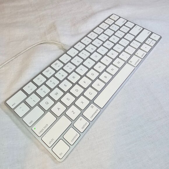 Apple Magic Rechargeable Bluetooth Wireless Keyboard A1644 - Picture 1 of 3